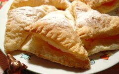 Слоеные треугольники с яблоками в духовке