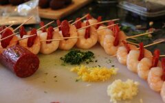 Канапе с креветками и сырокопченой колбасой