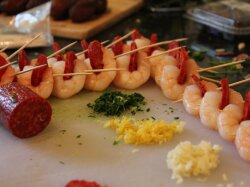 Канапе с креветками и сырокопченой колбасой