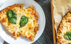 Пицца из кабачков с курицей, помидорами и сыром