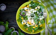 Салат с щавелем и консервированной кукурузой