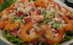 Салат с авокадо, креветками и крабовыми палочками