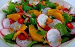 Салат из апельсинов и редиски с перцем чили