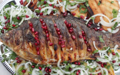 Карп фаршированный грецкими орехами и гранатом на углях