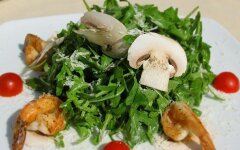 Теплый салат с креветками, шампиньонами и пармезаном