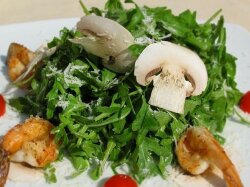 Теплый салат с креветками, шампиньонами и пармезаном