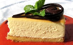 Чизкейк с белым шоколадом на печенье