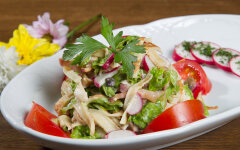 Летний блинный салат с куриной грудкой