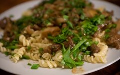 Свинина с ананасами и кольраби в кокосовом молоке