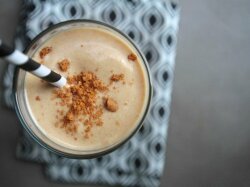 Молочный коктейль с печеньем и бананом