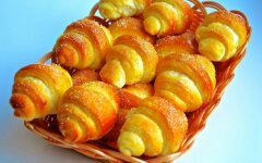 Слоеные рогалики с мармеладом в духовке