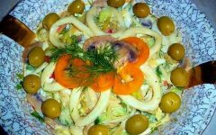 Салат «Праздничный» с кальмарами, грибами и креветками