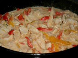 Куриное филе в сметанном соусе с перцем