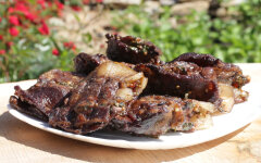 Сало с куриной печенью и сердечками на углях
