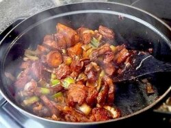 Говядина тушеная в вине по-провансальски