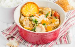 Тушеная камбала с овощами и зеленью