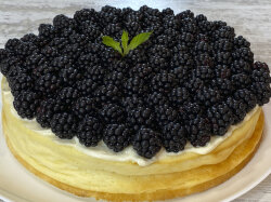 Творожная запеканка с ежевикой и сметаной