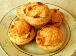 Сырные булочки из готового слоеного теста