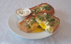 Яичница в хлебе с чесноком