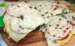Пицца из кабачков с колбасой и помидорами на сковороде