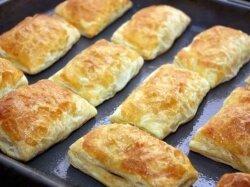 Слоеные пирожки с мясом и изюмом