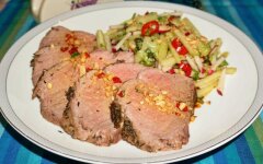 Ростбиф из говядины с овощами в духовке