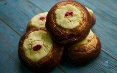 Творожные ватрушки с консервированными персиками