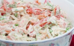 Салат с креветками, крабовыми палочками и болгарским перцем