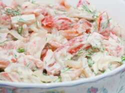 Салат с креветками, крабовыми палочками и болгарским перцем