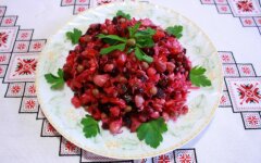 Винегрет с квашеной капустой, куриным филе и огурцами