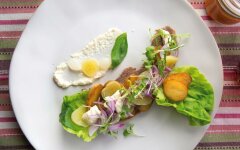 Салат с языком и жареным картофелем со сметаной