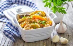 Куриное филе с кабачками и картофелем в сметане