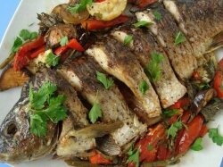 Запеченная рыба с картошкой и помидорами