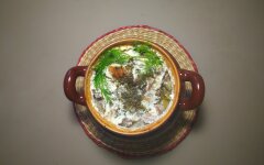 Мясо в горшочке с картошкой и маринованными огурцами