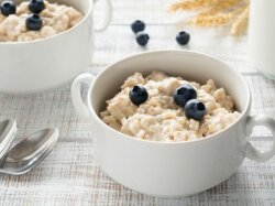 Овсяная молочная каша со свежими ягодами