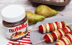 Канапе с фруктами, блинчиками и пастой «Нутелла»