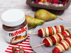 Канапе с фруктами, блинчиками и пастой «Нутелла»