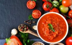 Аджика из помидоров с яблоками и хреном