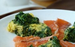 Омлет с зеленью шпината и семгой