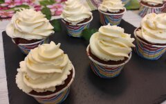 Шоколадные капкейки с клубникой и сырным кремом