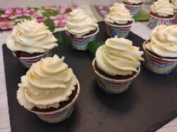 Шоколадные капкейки с клубникой и сырным кремом