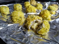 Куриные шарики из фарша с сыром в духовке