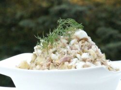 Картофельный салат с тунцом, яйцами и огурцами