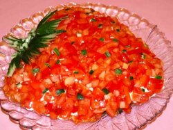 Салат «Клубничка» с грибами и курицей