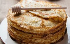 Классические тонкие блинчики к завтраку