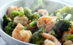 Креветки в сливочном соусе с сыром и брокколи