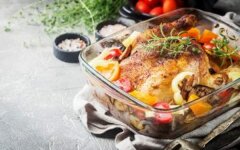 Куриные бедра с айвой и брусникой