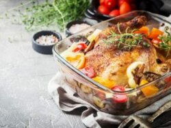 Куриные бедра с айвой и брусникой