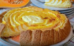 Слоеный пирог с тыквой, творогом и вареньем