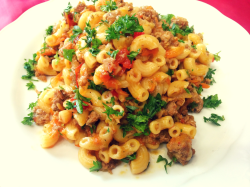 Макароны с фаршем и овощами на сковороде